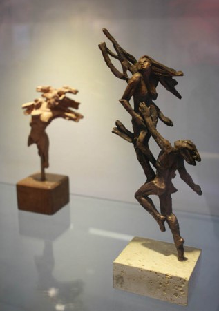 Mostra personale VOLTI E FRAMMENTI - vetrina con sculture